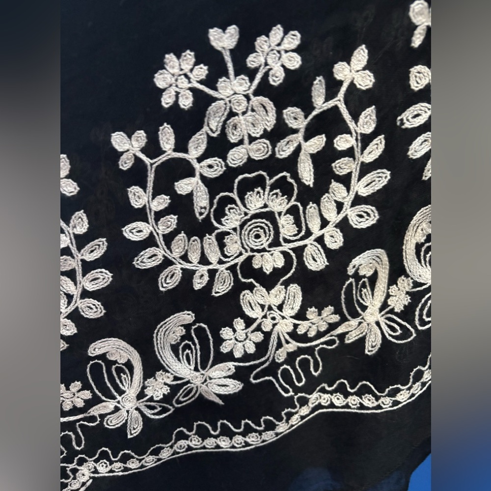 {SHEIN} black and cream embroidered kimono one size - Picture 2 of 4